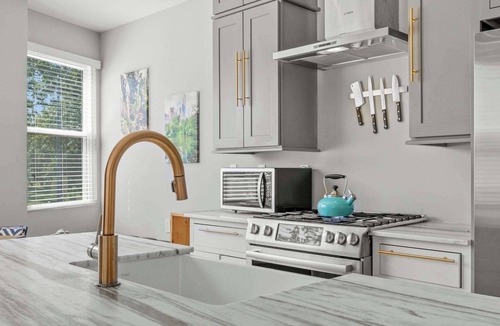 Stronghold Condo | DC Luxury: 5BR, Modern, Rooftop Views, Prime Spot