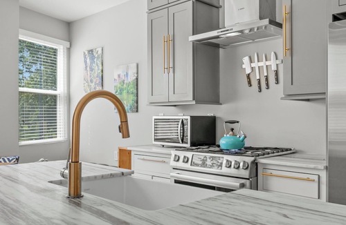 Stronghold Condo | DC Luxury Townhouse: Rooftop, 5BR, Groups/Getaways