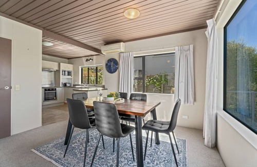 Frankton House | De La Mare Beautiful Views