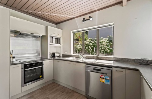 Frankton House | De La Mare Beautiful Views