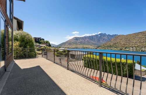 Frankton House | De La Mare Beautiful Views