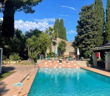 Gallargues-le-Montueux Bed & Breakfast | De la suite dans les oliviers