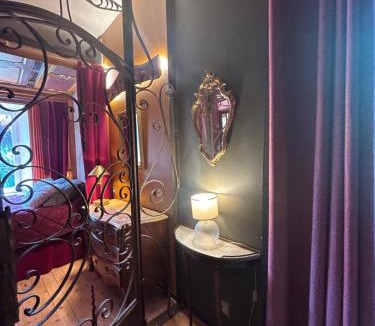 La Lande-de-Goult House | De Rose et D'Or