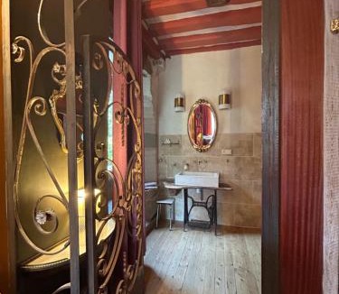 La Lande-de-Goult House | De Rose et D'Or