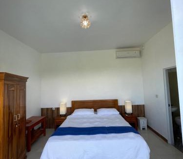 Tembuku Cabin | De Sila house and pool, with pool, rice terrace and clift view