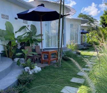 Tembuku Cabin | De Sila house and pool, with pool, rice terrace and clift view