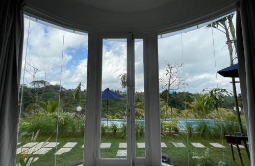 Tembuku Cabin | De Sila house and pool, with pool, rice terrace and clift view