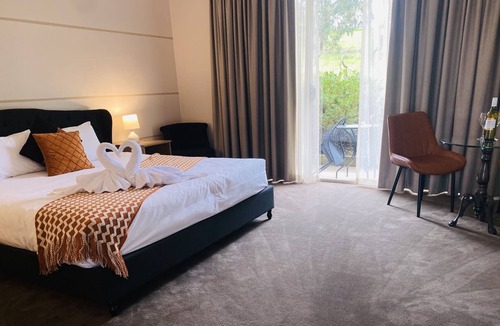 Dixons Creek Hotel | De'Vine Escape