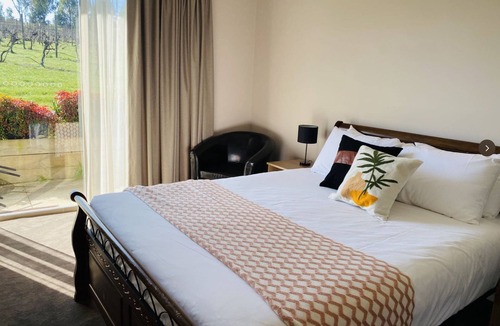 Dixons Creek Hotel | De'Vine Escape