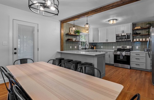 Winston - Salem House | Deacon Stays: The Oak Crest - Walk to The Grounds