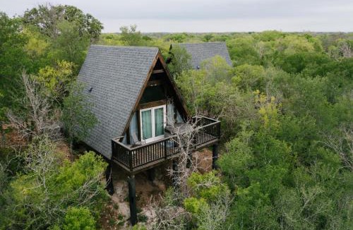New Braunfels Ski Chalet | Dean's Den: Private Deck w/Jacuzzi and a View