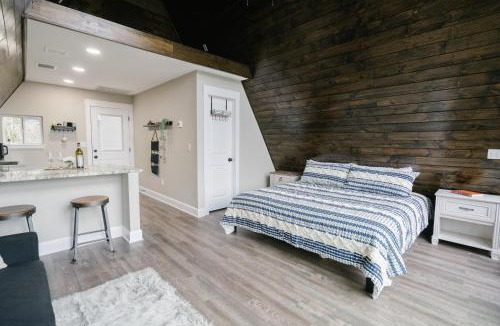New Braunfels Ski Chalet | Dean's Den: Private Deck w/Jacuzzi and a View