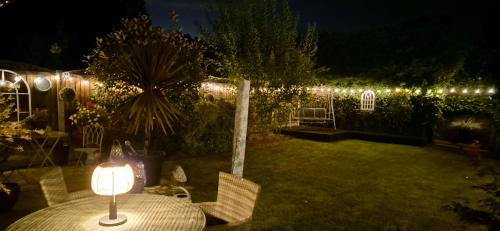 Catshill Bed & Breakfast | Debonair bnb @33