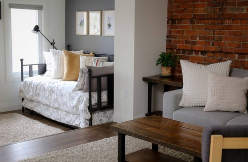 Stratford Apartment | Debonaire Suite: Modern - Calm - Downtown