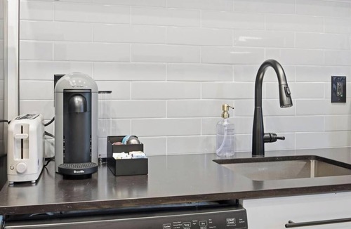 Downtown Jacksonville Apartment | Decadence Wing at Raven Hotel -Pool OnSite Parking