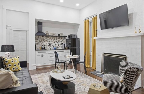 Downtown Jacksonville Apartment | Decadent Studio at the Raven Pool OnSite Parking