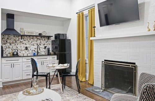 Downtown Jacksonville Apartment | Decadent Studio at the Raven Pool OnSite Parking