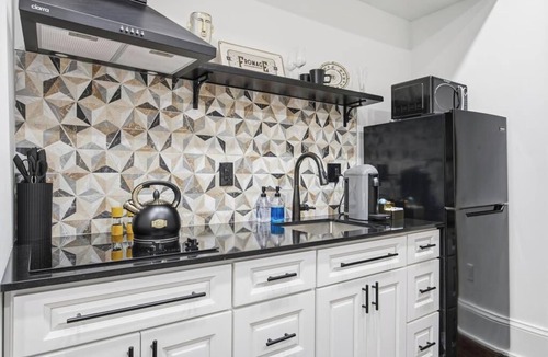 Downtown Jacksonville Apartment | Decadent Studio at the Raven Pool OnSite Parking