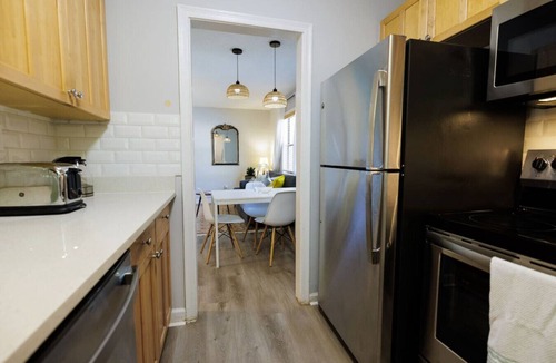 Great Lakes Apartment | Decatur Modern Haven King Bed