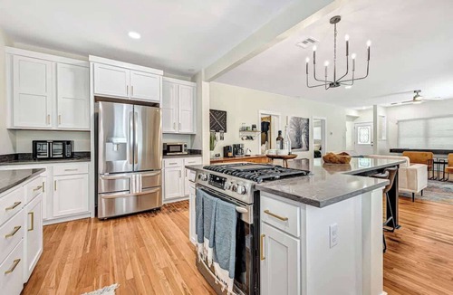 Siloam Springs House | Decca's Uptown Oasis