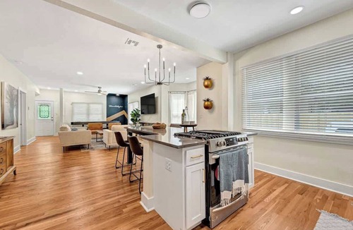 Siloam Springs House | Decca's Uptown Oasis