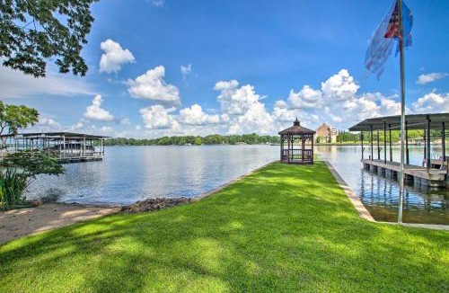 Lake Hamilton House | Deck, Boat Slip + Views: Lake Hamilton Cabin!