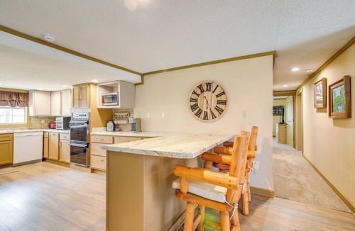 Tunica Cabin | Deck & Fire Pit! Cabin Half-Mi to Tunica Lake