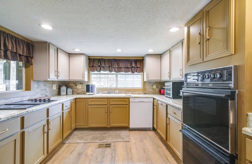 Tunica Cabin | Deck & Fire Pit! Cabin Half-Mi to Tunica Lake