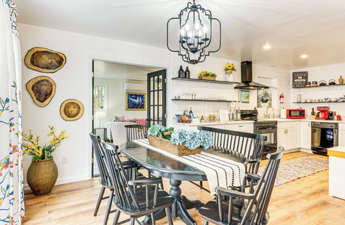 Bushkill Cabin | Deck, Fire Pit & Pool Access at Poconos Retreat!