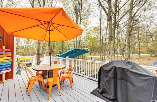 Bushkill Cabin | Deck, Fire Pit & Pool Access at Poconos Retreat!