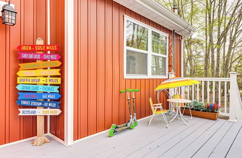 Bushkill Cabin | Deck, Fire Pit & Pool Access at Poconos Retreat!