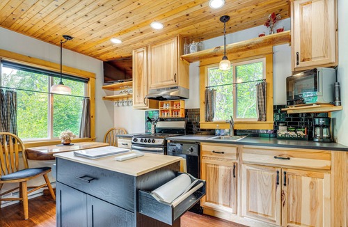 Elk Meadows Cottage | Deck & Fire Pit: Yakima River Retreat in Cle Elum