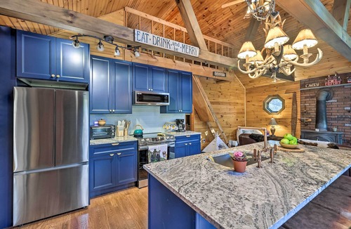 Cresco Cabin | Deck + Forest Views: Secluded Cresco Cabin!