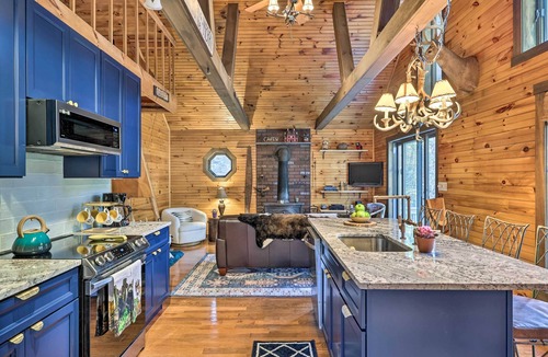 Cresco Cabin | Deck + Forest Views: Secluded Cresco Cabin!