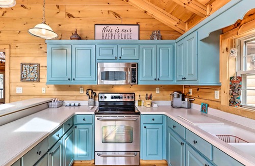 Warne Cabin | Deck & Game Room: Blue Ridge Mountain Cabin!