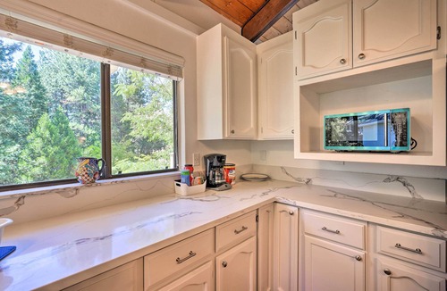 Apple Hill House | Deck & Grill: Camino Home in Wine Country!