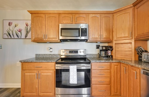 Hershey House | Deck & Grill: Convenient Home in Hummelstown