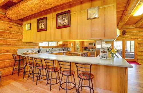 Junction City Cabin | Deck, Grill & River Access: California Escape!