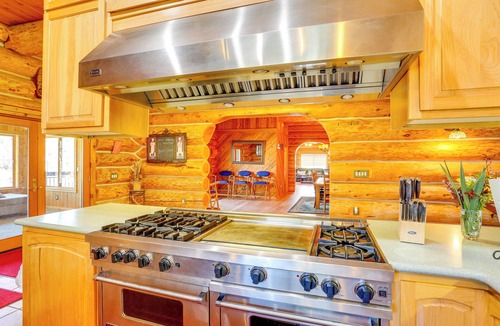 Junction City Cabin | Deck, Grill & River Access: California Escape!