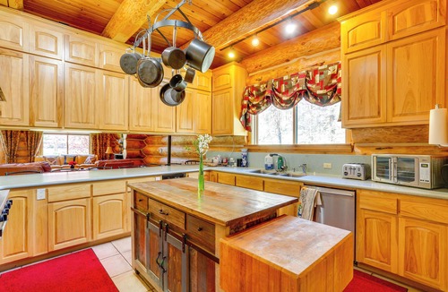 Junction City Cabin | Deck, Grill & River Access: California Escape!