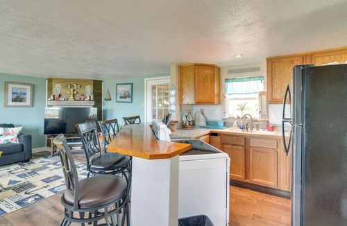 Crystal Beach Cottage | Deck & Grill: Sunny Cottage in Crystal Beach!