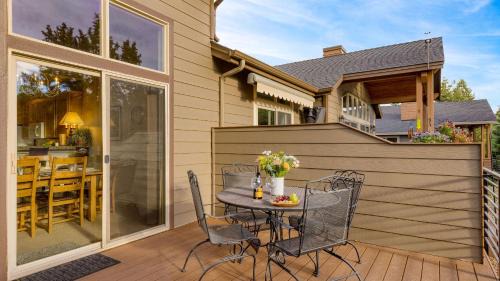 Redmond House | Deck Hot Tub Community Golf Course Forest Ridge Loop