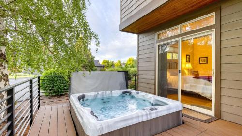 Redmond House | Deck Hot Tub Community Golf Course Forest Ridge Loop