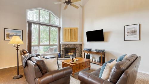 Redmond House | Deck Hot Tub Community Golf Course Forest Ridge Loop