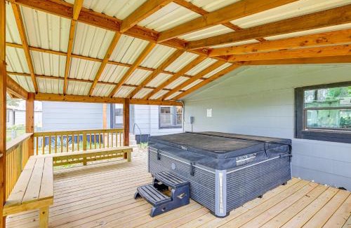 Brownwood House | Deck, Hot Tub & Lake View: Brownwood Home!
