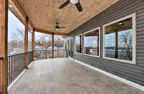 Linn Creek House | Deck, Hot Tub, Views! Reunion Retreat in Ozarks