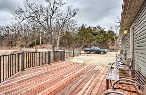 Linn Creek House | Deck, Hot Tub, Views! Reunion Retreat in Ozarks