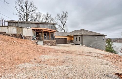 Linn Creek House | Deck, Hot Tub, Views! Reunion Retreat in Ozarks