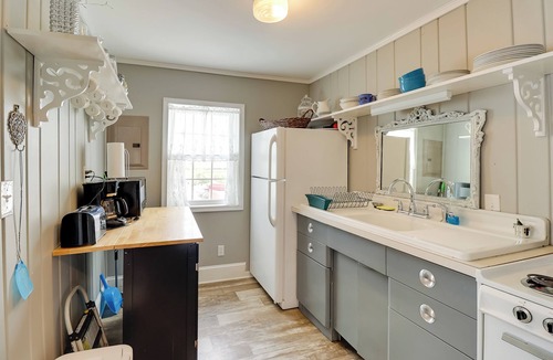 Long Neck Cottage | Deck & Indian River Bay Views: Coastal Cottage