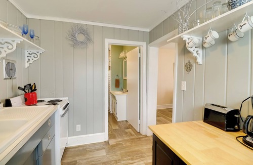 Long Neck Cottage | Deck & Indian River Bay Views: Coastal Cottage